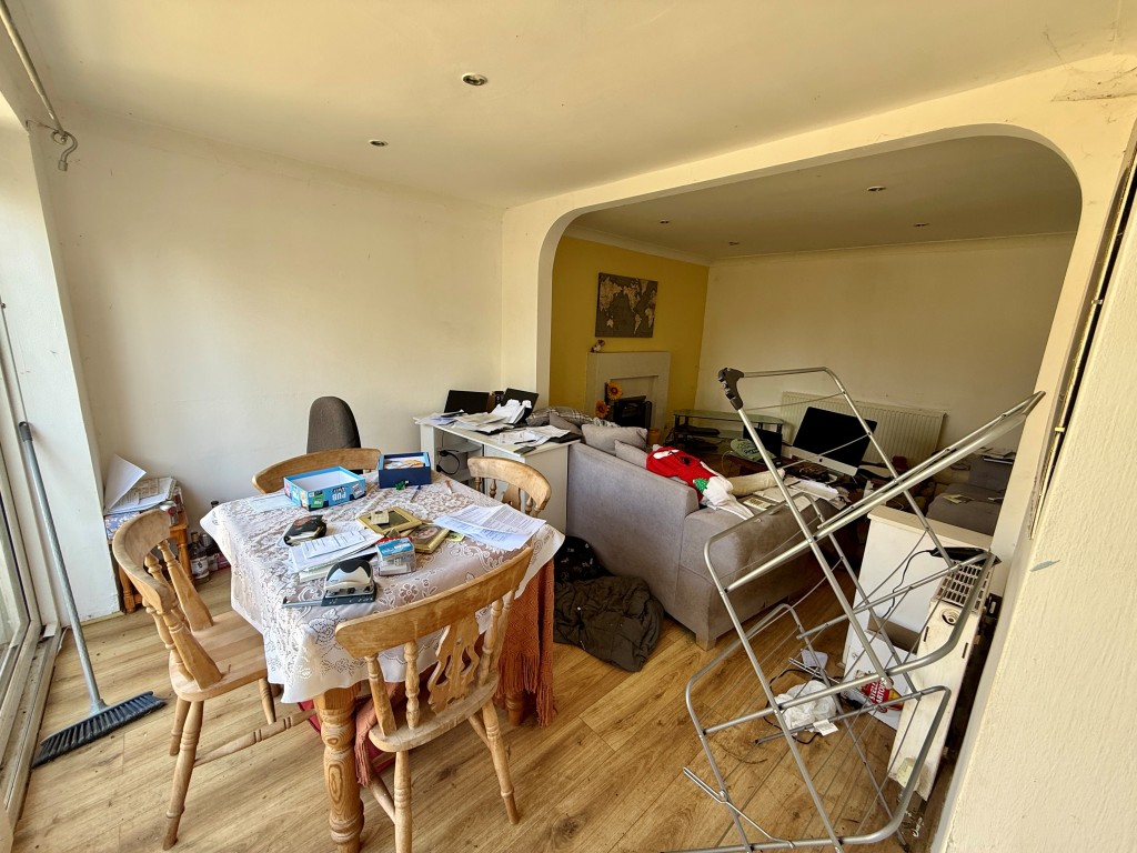 Lot: 129 - FOUR-BEDROOM HOUSE FOR IMPROVEMENT - Dining area